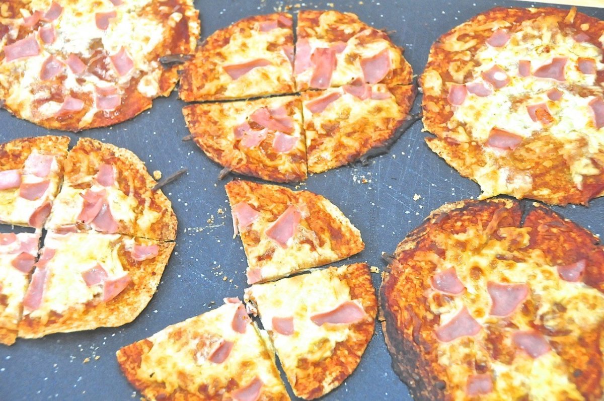 Cómo preparar pizza con tortillas de maíz y harina de trigo integral