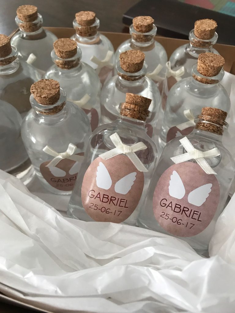 BOTELLAS PARA AGUA BENDITA CON COLGANTE PRIMERA COMUNIÓN… Detalles que  hacen cada momento especial. INVITACIONES - RECUERDOS Y…