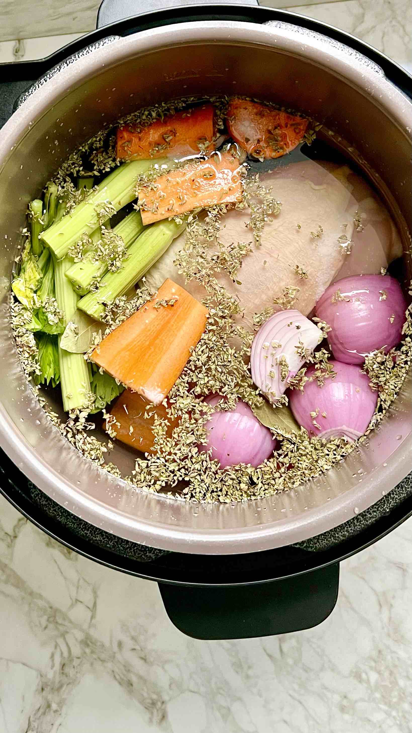 Caldo de pollo en olla express, fácil y rápido de preparar